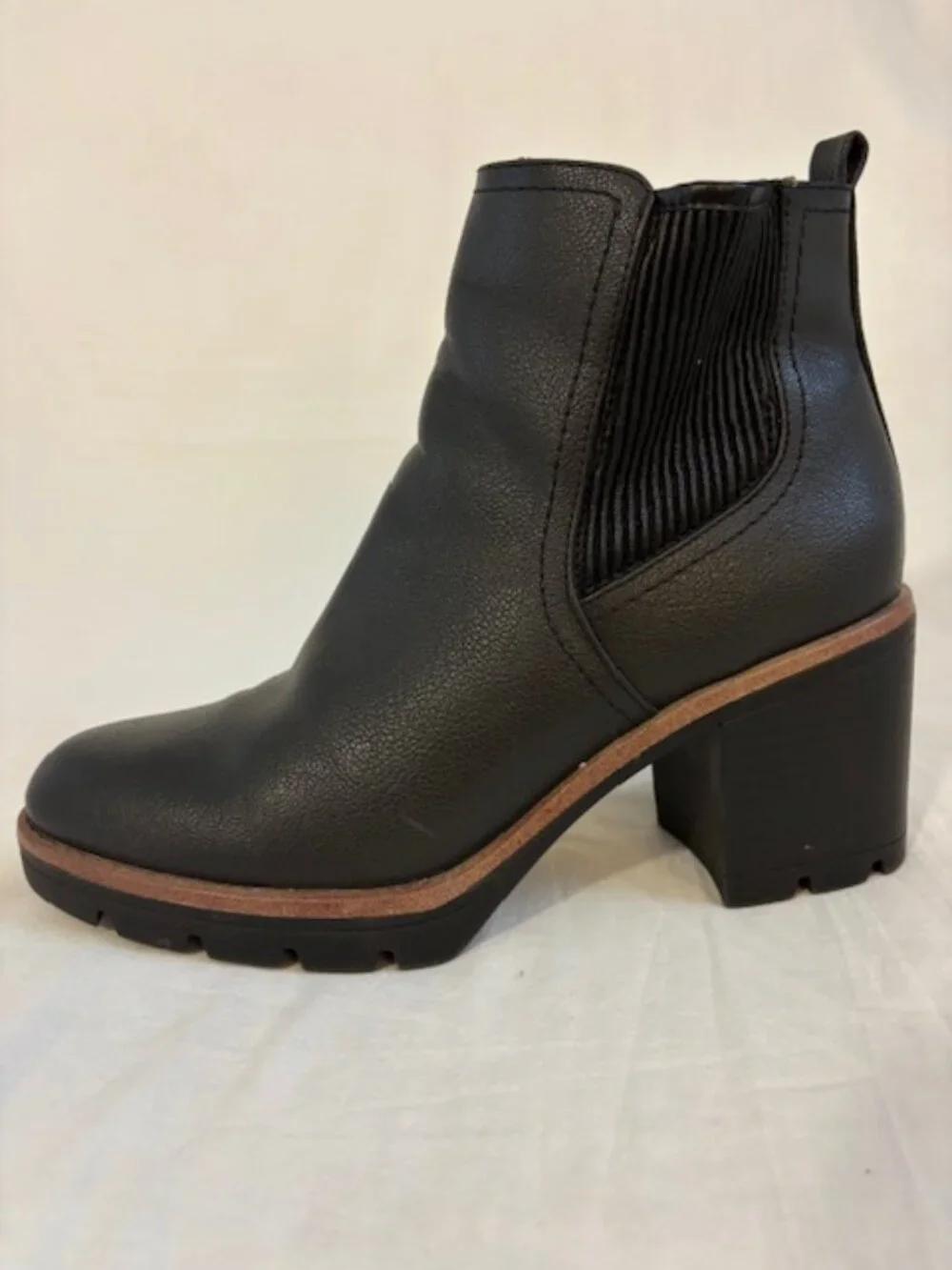 Naturalizer Madalynn Gore Block Heel Bootie in Black Women's Size 6.5M